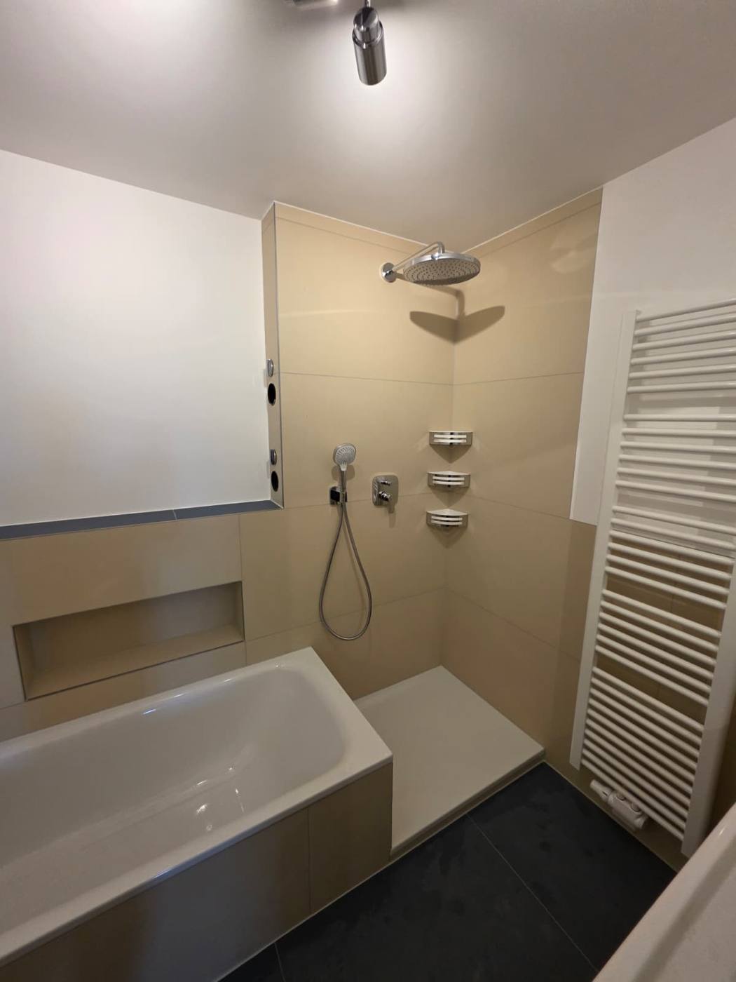 Bad mit Badewanne, Wandnische und Regendusche