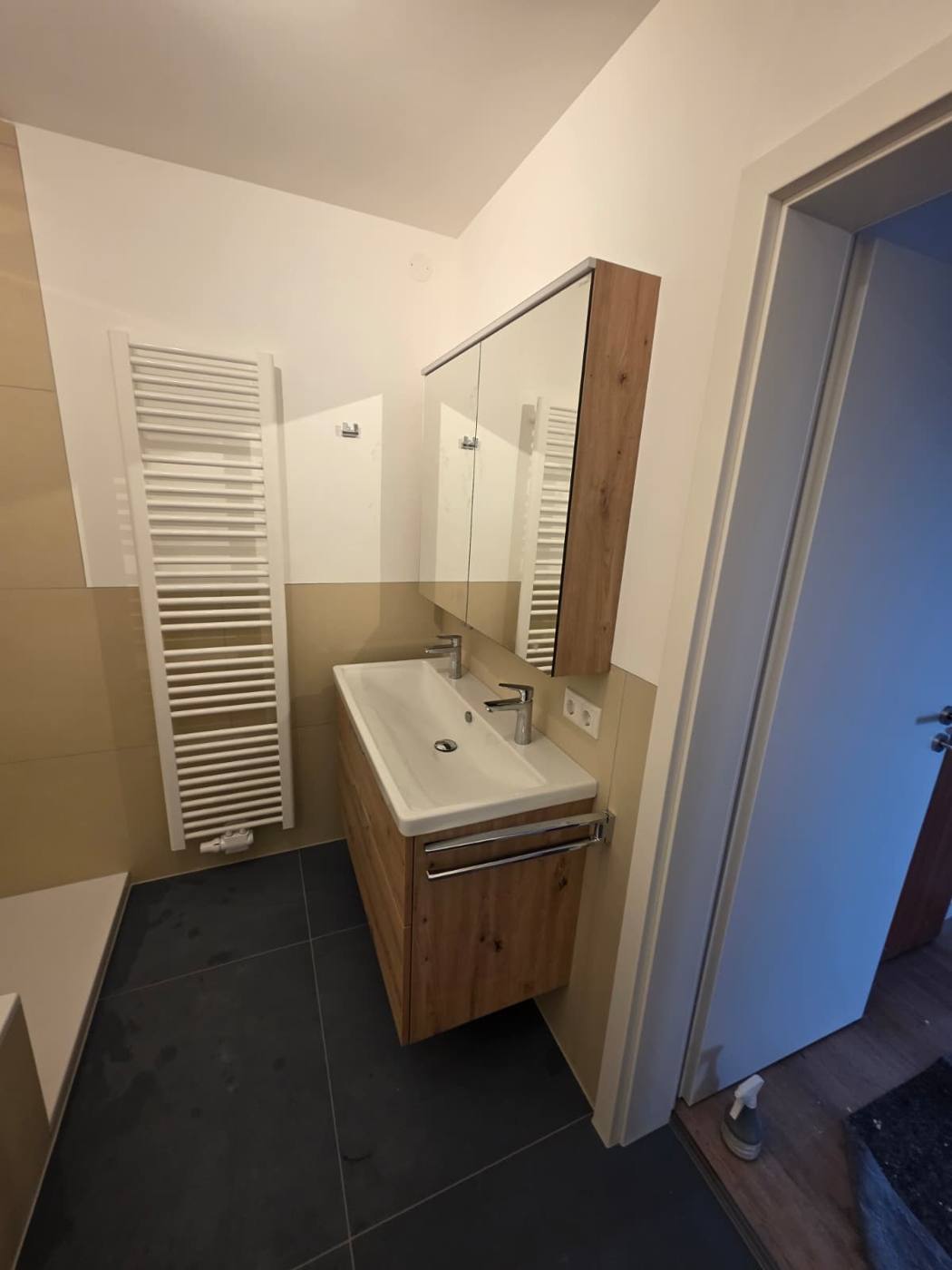 Waschtisch mit Spiegelschrank und Handtuchheizkörper